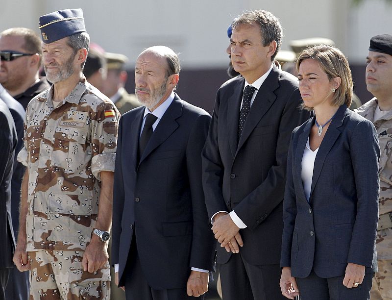 El jefe del Estado Mayor de la Defensa, el general José Julio Rodríguez, ha recibido a los féretros.