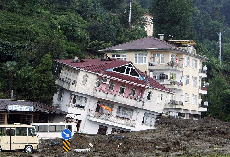 Al menos ocho personas han muerto en un desprendimiento de tierra en Turquía.