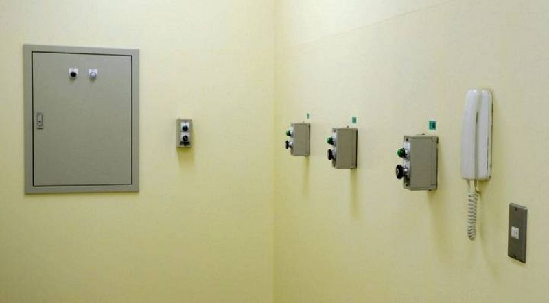 De los tres botones, sólo funciona uno para que ninguno de los verdugos sepa quién ha sido el responsable de abrir la trampilla y causar la muerte del prisionero.