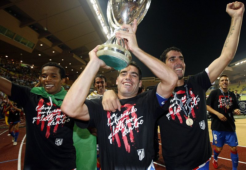 Assunçao, Simao y Raúl García celebran el título.