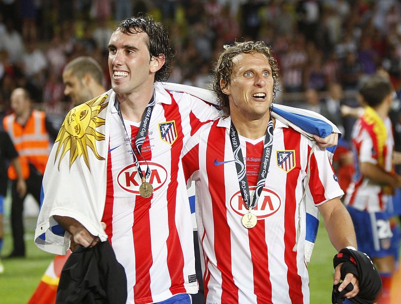 Forlán y Godín, celebrando la Supercopa.