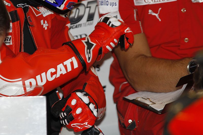 Casey Stoner, en su 'box', da indicaciones a los miembros de su equipo.