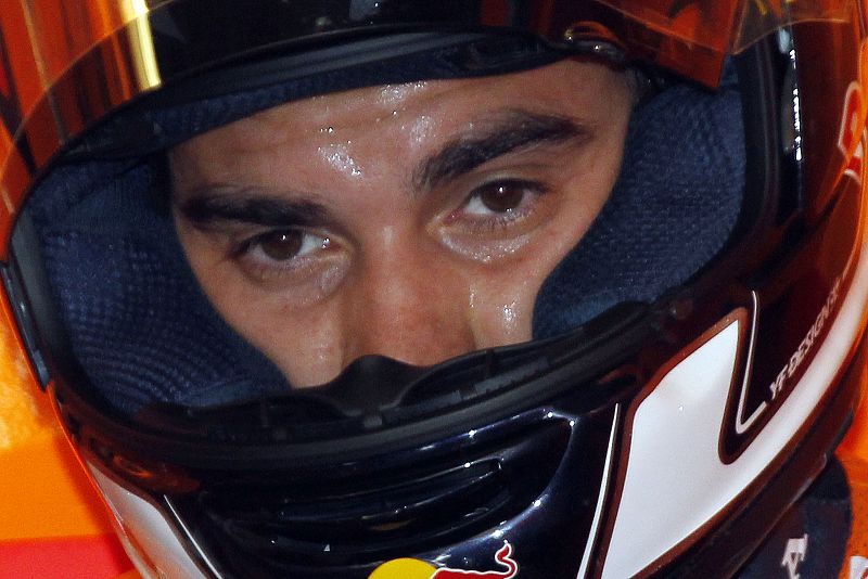 Después de bajarse de la moto, Dani Pedrosa tiene la expresión cansada.