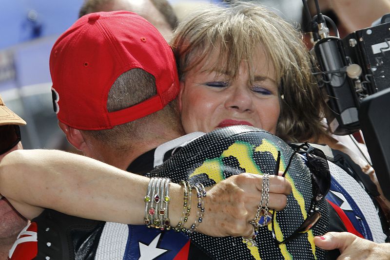 Mary Spies abraza a su hijo.