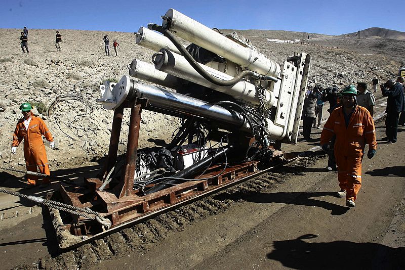 La máquina Raisebore Strata 950, que hará la perforación para rescatar a los 33 mineros atrapados, llegó a la zona cinco días después de conocer que seguían con vida.