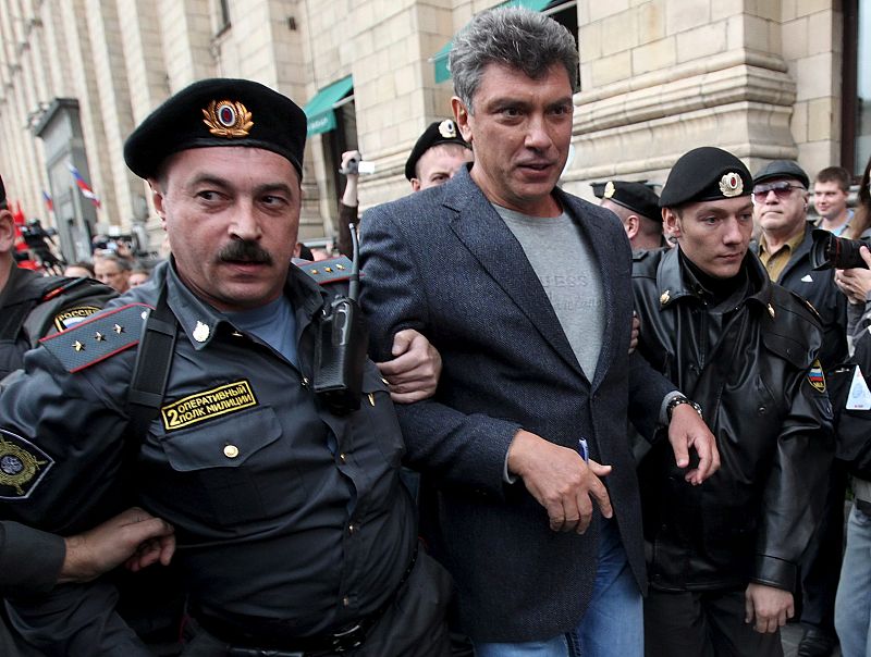 El ex viceprimer ministro ruso Borís Nemtsov es detenido en la plaza Triumfálnaya de Moscú, cuando se dirigía a la manifestación.