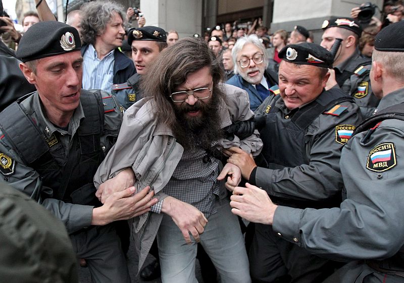 "Libertad, libertad, libertad", gritaban los manifestantes, cuyo número rondaba el millar. Mientras, los antidisturbios les advertía por altavoces de que estaban participando en actividades ilícitas y les aconsejaba que se dispersasen.