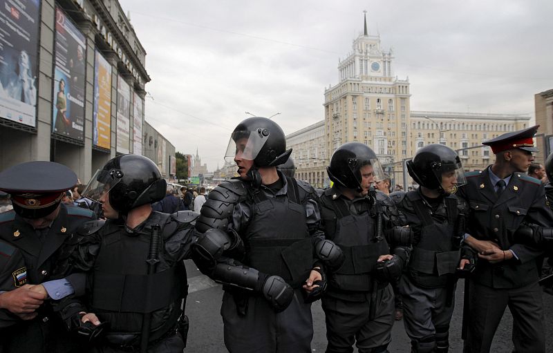 Policías antidisturbios forman una cadena.