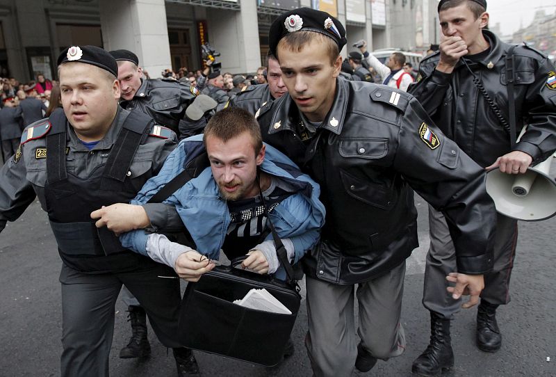 Poco después de desatarse la protesta y posterior carga, el portavoz de la Policía Víctor Biriukov adelantaba a la agencia Interfax que habían sido detenidos "unos 70 activistas de la oposición".