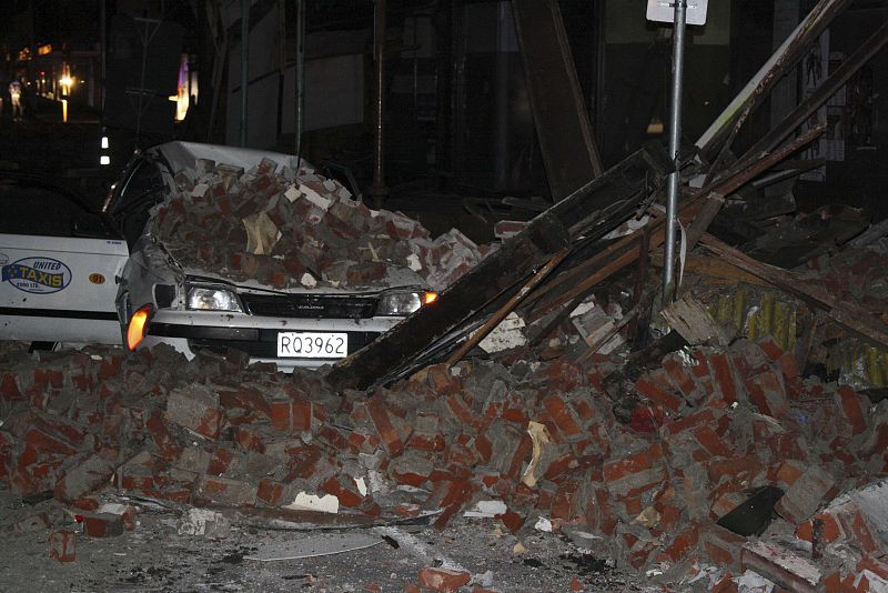 Un coche aplastado por los escombros