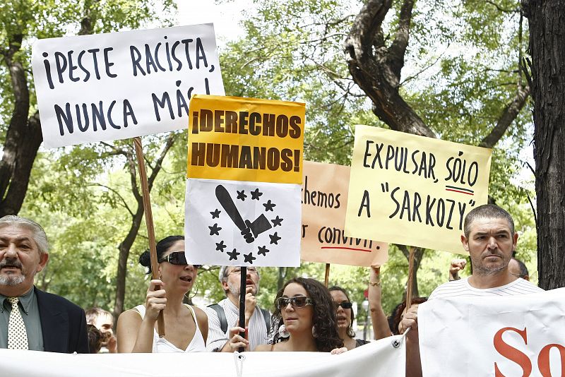 Protestas contra las deportaciones de gitanos en Francia