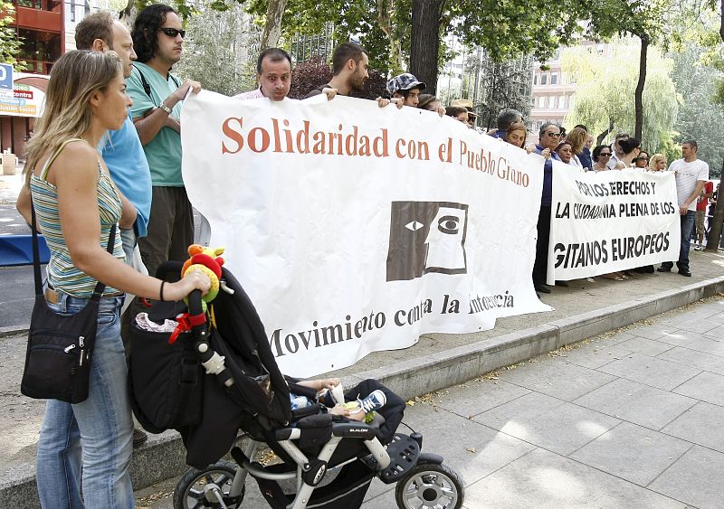CONCENTRACIÓN EN SOLIDARIDAD CON LOS GITANOS DEPORTADOS POR EL GOBIERNO FRANCÉS