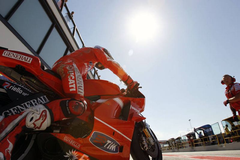 Casey Stoner, tercer mejor tiempo de MotoGP, con las señales de su caída.