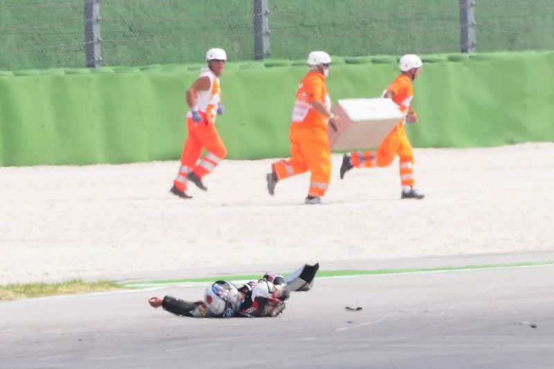 El piloto japonés quedó tendido en mitad de la pista.