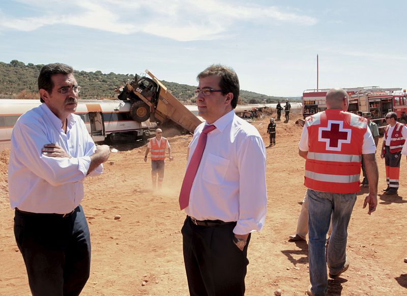 El presidente de la Junta de Extremadura, Guillermo Fernández Vara junto al tren de viajeros accidentado