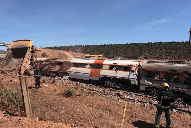 Varios bomberos inspeccionan la zona del accidente, a la altura del apeadero de Carmonita (Badajoz)