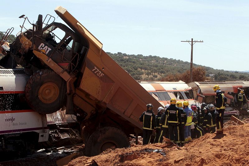 Estado en el que ha quedado el camión arrollado por el tren de viajeros Badajoz-Cáceres