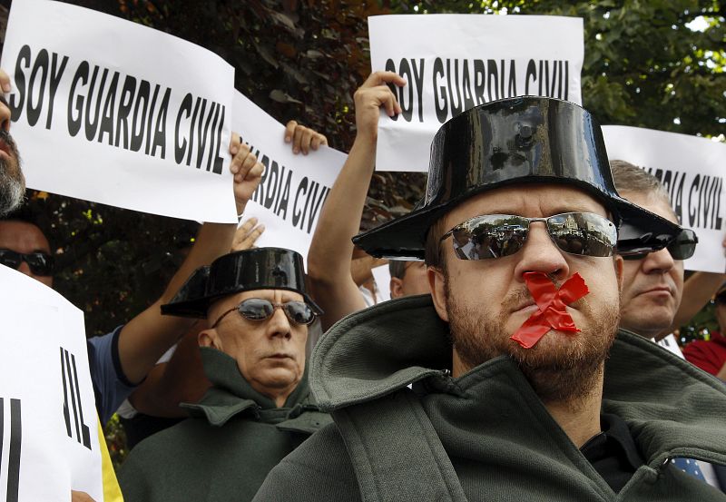 Los agentes se han tapado la boca con cruces rojas como símbolo de la censura.