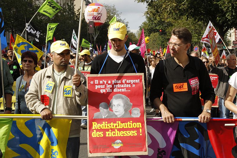 France's CFDT labour union leader Chereque and French CGT labour union leader Thibault demonstrate with private and public sector workers in Paris