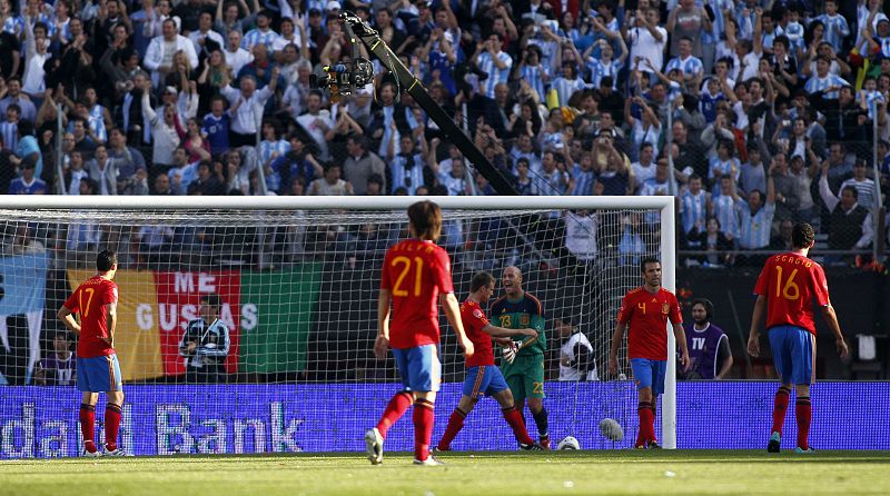 Spain's goalkeeper Pepe Reina reacts next to team mates after Argentina scored their second goal during their friendly soccer match in Buenos Aires