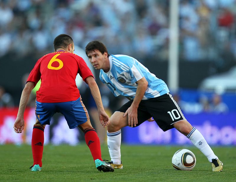 Iniesta, cara a cara ante Messi. El de Rosario ganó la partida al de Fuentealbilla