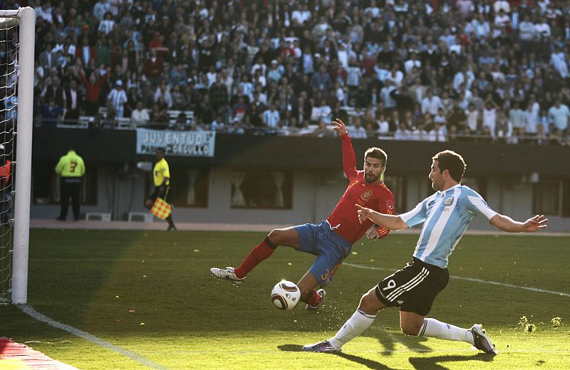 Higuaín hizo el segundo de Argentina en una jugada muy similar a la del primero