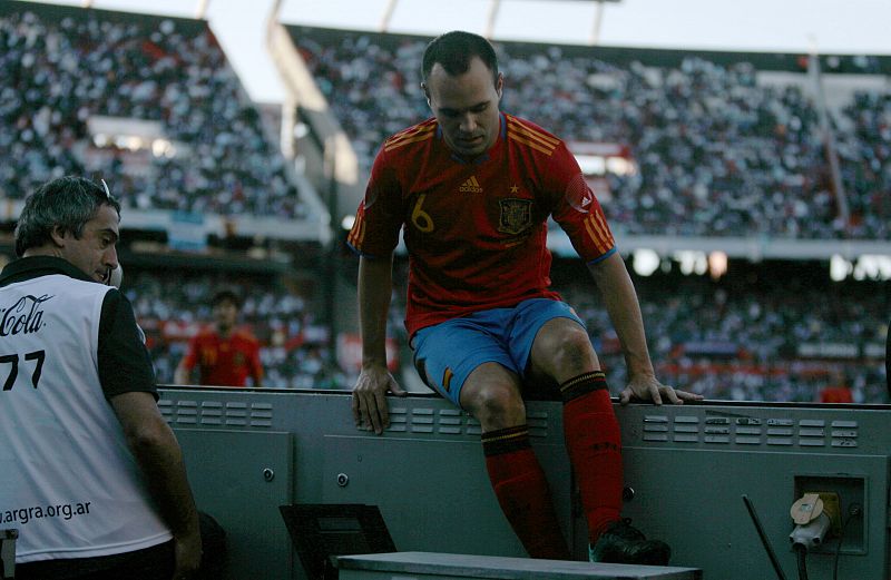 Iniesta fue sustituido en la segunda parte por Cazorla