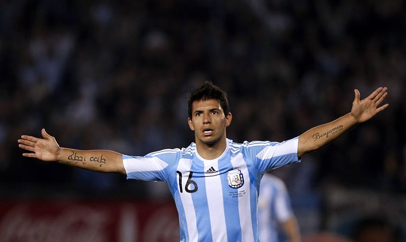 Agüero celebra el cuarto gol. El delantero del Atlético rubricó una goleada sonrojante para España