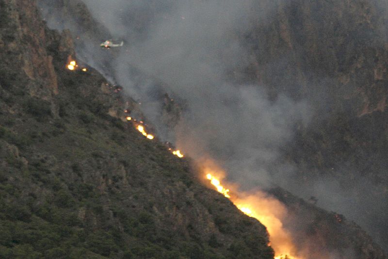 Las fuertes rachas de viento dificultan las labores de extinción.