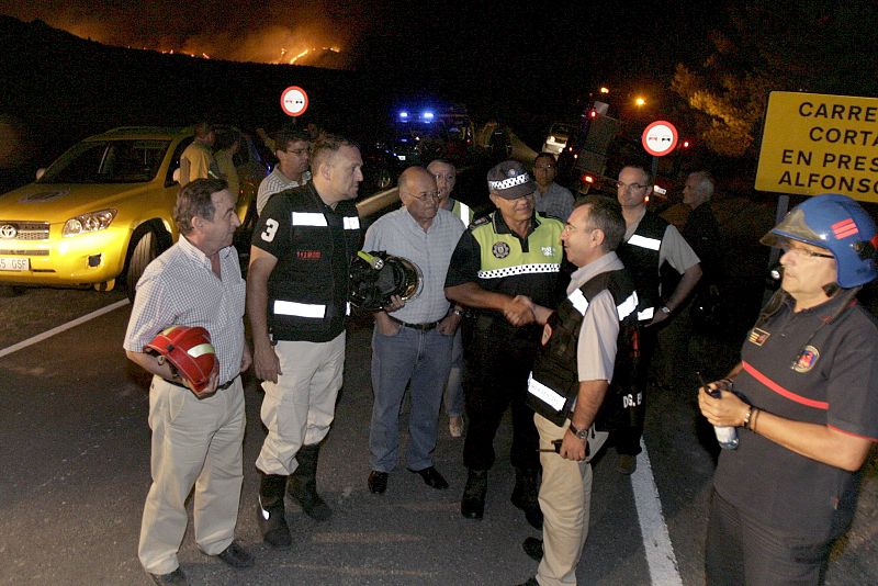 El consejero de Justicia y Seguridad Ciudadana del ejecutivo murciano, Manuel Campos, a su llegada al puesto de mando donde se dirigen las labores de extinción del aparatosos incendio.
