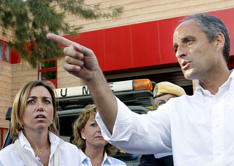 Carmen Chacón y Francisco Camps inspeccionaron juntos las labores de extinción de los incendios de Valencia