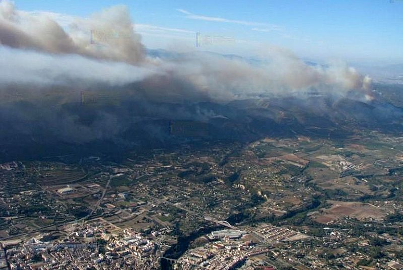 Varias columnas de humo se elevan en los alrededores del término municipal de Ontinyent (Valencia)