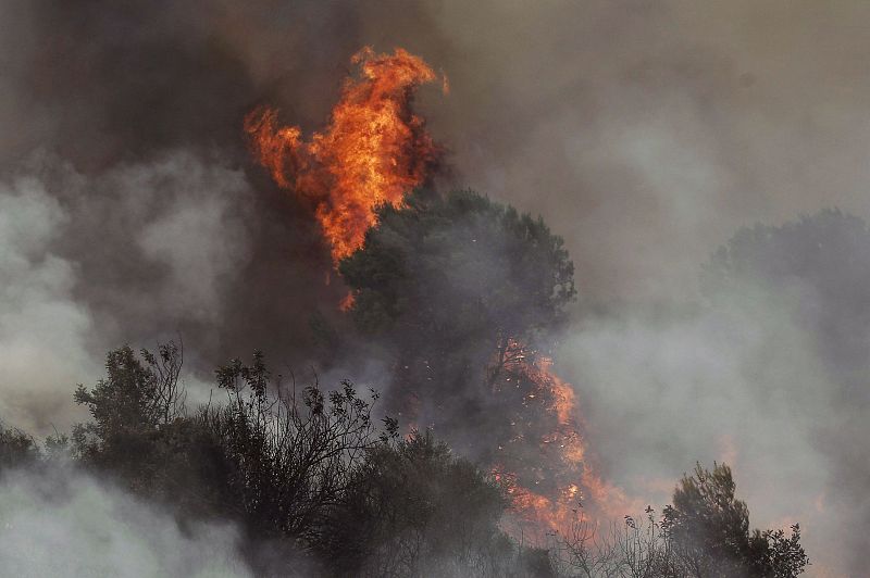 El fuego devora el monte alrededor de Simat de Valldigna