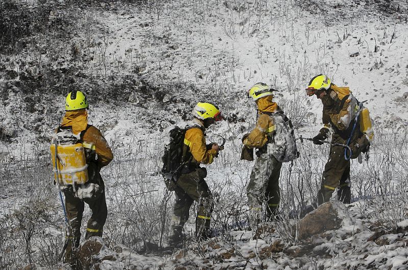 Un brigada de refuerzo en incendios forestales (BRIF) de Daroca, Zaragoza, trabajan el monte alrededor de Simat de Valldigna