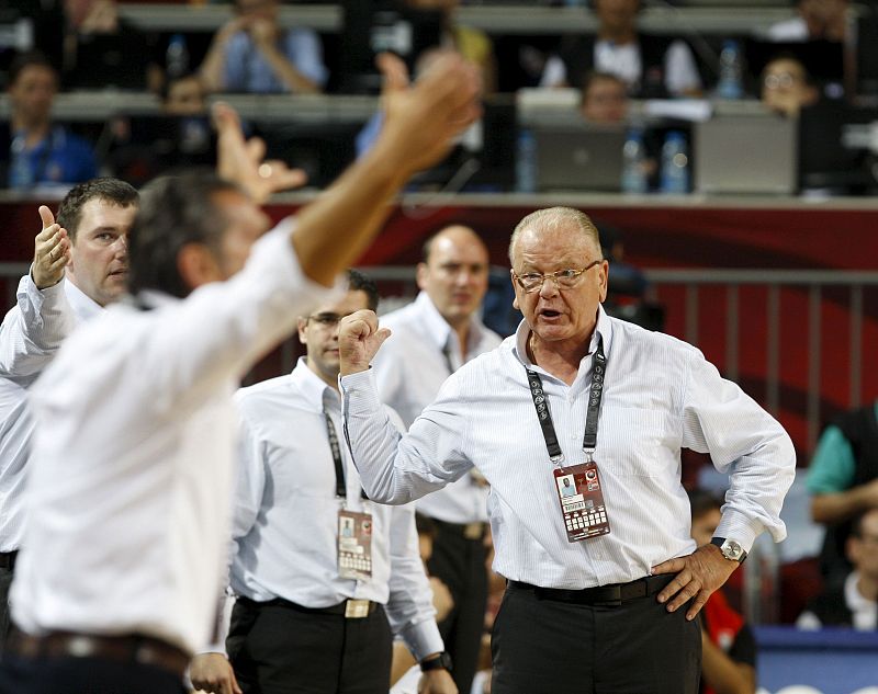 El entrenador de Serbia, Dusan Ivkovic, (d) ante el entrenador de España, Sergio Scariolo, de España, al que no le salió la estrategia en la última jugada.