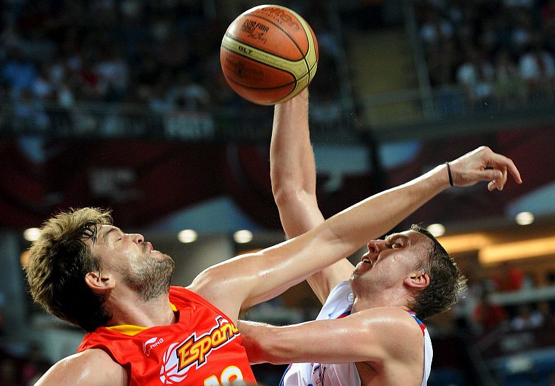 El español Marc Gasol pelea por el control del balón con el serbio Dusko Savanovic
