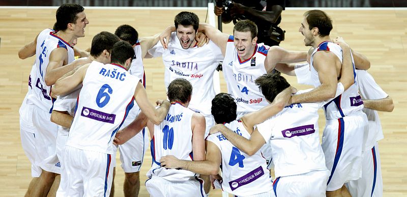 Los jugadores serbios celebran la victoria conseguida frente a España en el partido de cuartos de final del Mundial