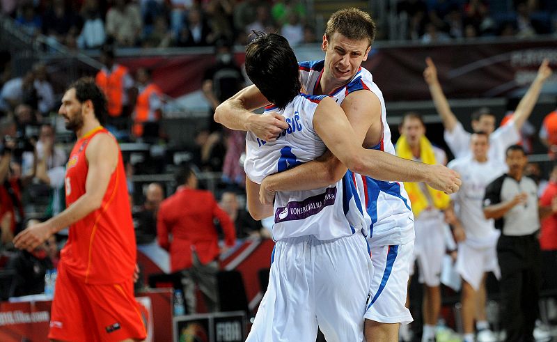 Velickovic (17 puntos) y sobre todo Teodosic con su triple final (12 puntos) fueron dos de las claves de la victoria de Serbia.