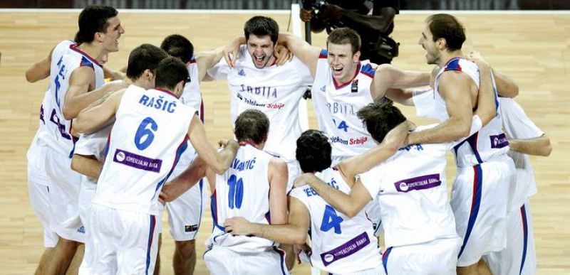 Los jugadores serbios celebran la victoria conseguida frente a España en el partido de cuartos de final del Mundial