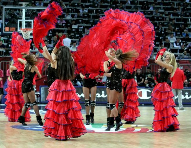 Varias animadoras durante el partido de cuartos de final entre Serbia y España