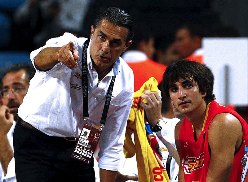 Sergio Scariolo da instrucciones a Ricky Rubio, que jugó con ansiedad y se cargó de faltas personales.