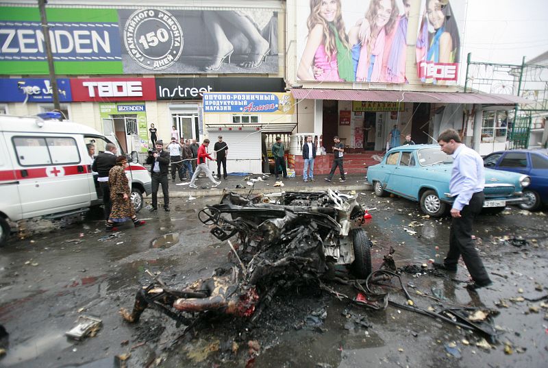 El coche bomba ha quedado convertido en un amasijo de hierros.