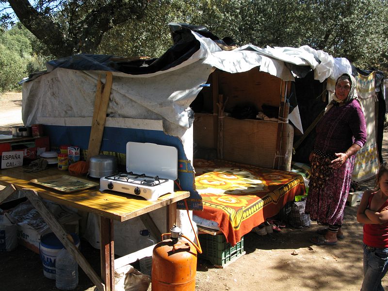 Al lado de esta cocina, una de las familias tiene sus "dormitorios"