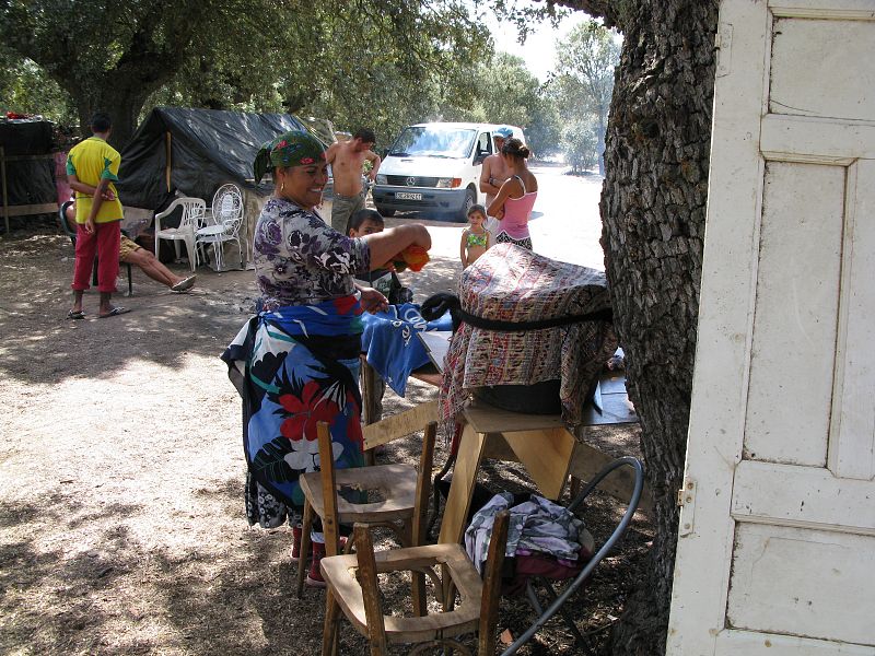 Aprovechan todo lo que encuentran para hacer su campamento, puertas viejas, sillas rotas, etc.