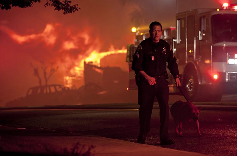 El sargento de la policía de San Francisco Mike Toscano rescata el perro de un vecino de San Bruno.