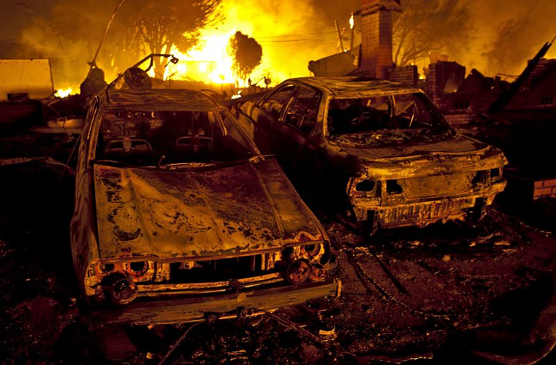 UNA EXPLOSIÓN CAUSA UN GRAN INCENDIO CERCA DEL AEROPUERTO DE SAN FRANCISCO