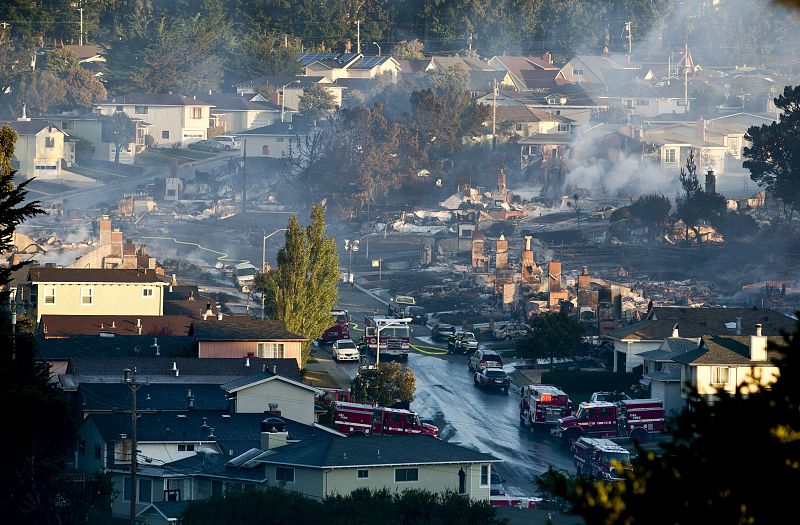 INCENDIO TRAS EXPLOSIÓN DE TUBERÍA DE GAS EN UNA ZONA RESIDENCIAL CERCANA AL AEROPUERTO DE SAN FRANCISCO