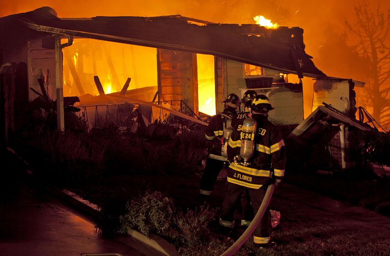 UNA EXPLOSIÓN CAUSA UN GRAN INCENDIO CERCA DEL AEROPUERTO DE SAN FRANCISCO