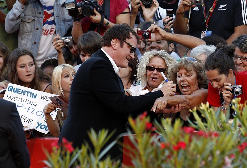 Quentin Tarantino director del jurado de la 67 edición de la Mostra de Venecia, firma autografos antes de la ceremonia de clausura