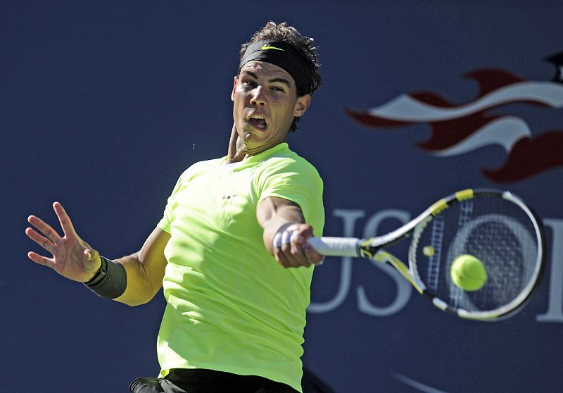 El tenista español Rafael Nadal devuelve la bola al francés Gilles Simon, durante el partido de tercera ronda del Abierto de Estado Unidos.